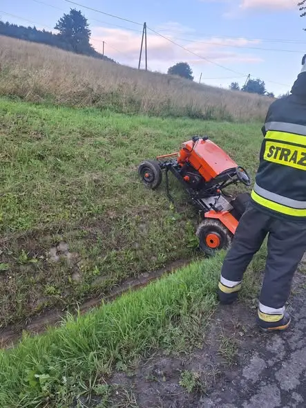 Ciągnik rolniczy w rowie na DK75 w Nowej Wsi – interwencja służb