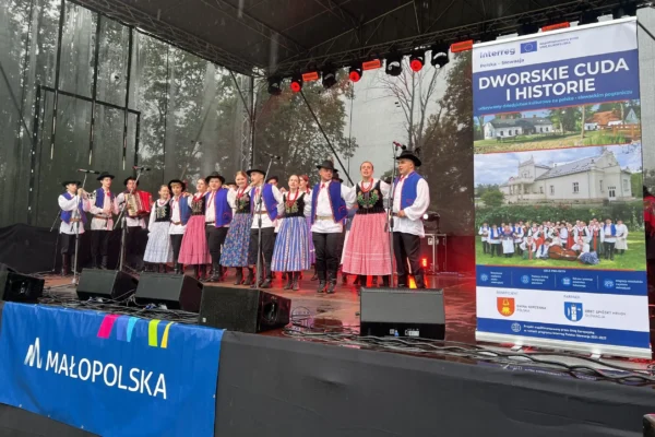 Biesiada Dworska w Korzennej – udane święto kultury mimo deszczu