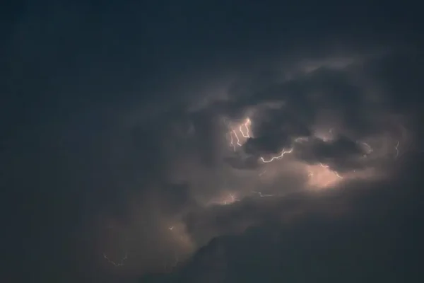 Ostrzeżenie meteorologiczne: burze z gradem i silnym wiatrem w regionie