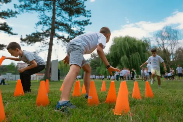 Dmuchany tor przeszkód w Korzennej – wakacyjna atrakcja dla całych rodzin