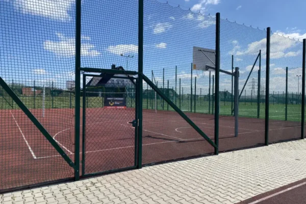 Gmina Chełmiec wzmacnia bezpieczeństwo obiektów sportowych – monitoring 24/7