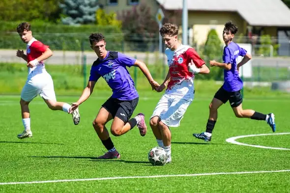 Juniorzy młodsi ULKS Korzenna wygrywają drugi mecz z rzędu, pokonując Łososia Łososinę Dolną 5:2