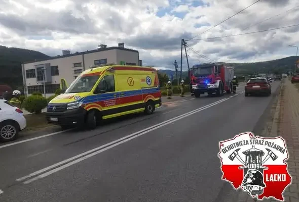 Kolizja dwóch aut w Łącku. Na miejscu działają strażacy