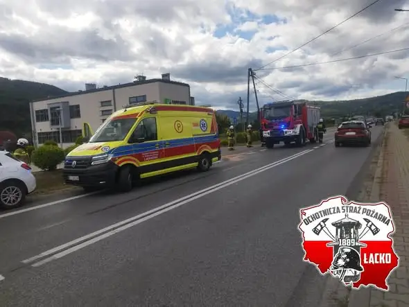 Kolizja dwóch aut w Łącku. Na miejscu działają strażacy