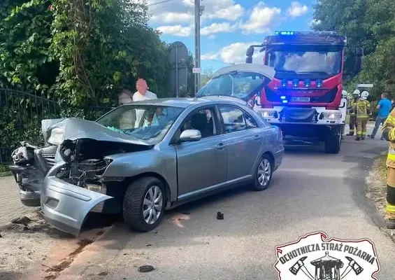 Łącko: auto uderzyło w ogrodzenie – interweniowały służby