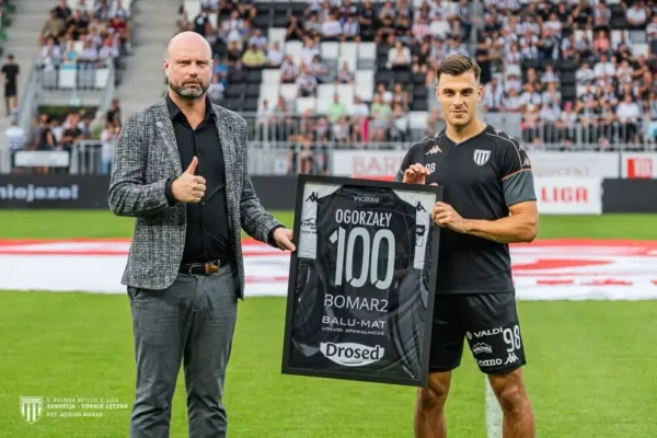 Kamil Ogorzały uczczony za 100. mecz w Sandecji Nowy Sącz