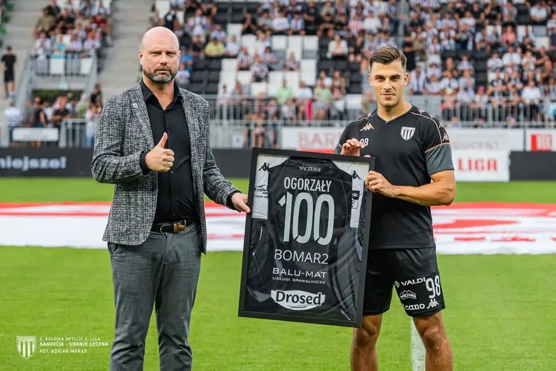 Kamil Ogorzały uczczony za 100. mecz w Sandecji Nowy Sącz