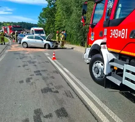 Podegrodzie: Zderzenie dwóch pojazdów na drodze – interwencja służb