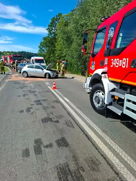 Podegrodzie: Zderzenie dwóch pojazdów na drodze – interwencja służb