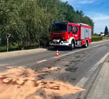 Zderzenie dwóch pojazdów w Podegrodziu. Na miejscu działają strażacy