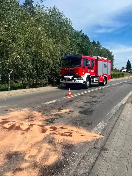 Zderzenie dwóch pojazdów w Podegrodziu. Na miejscu działają strażacy