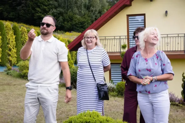 Gmina Chełmiec: Komisja oceniła finałowe ogrody w konkursie „Kwiatowy Zawrót Głowy”