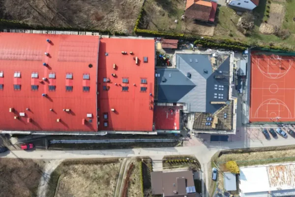Szkoła w Piątkowej po termomodernizacji za ponad 2,4 mln zł. Uczniowie wrócą do odnowionego budynku