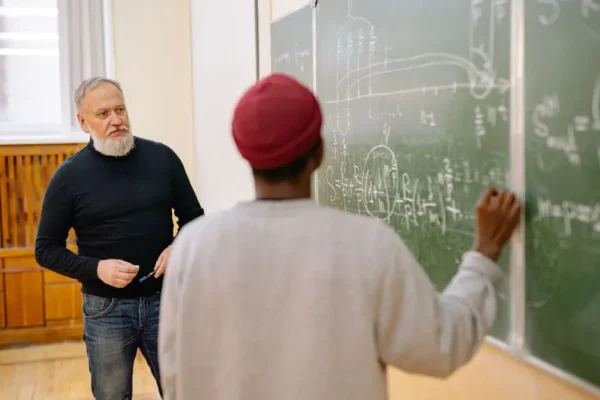 Profesor Jerzy Giza odwiedził swoją dawną szkołę – znamy rozwiązanie pierwszej wakacyjnej zagadki