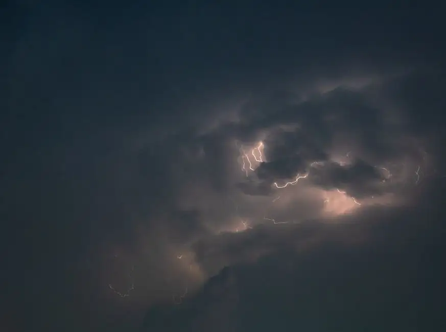 Ostrzeżenie meteorologiczne: burze z gradem i silnym wiatrem do 90 km/h