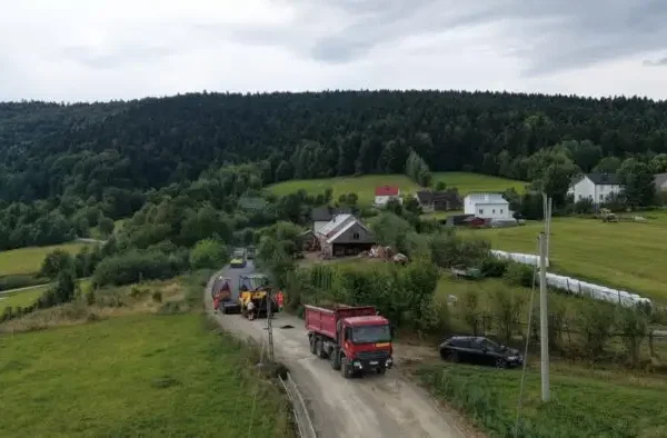 Przebudowa drogi Posadowa Mogilska–Podlas na finiszu. Kierowcy muszą liczyć się z utrudnieniami