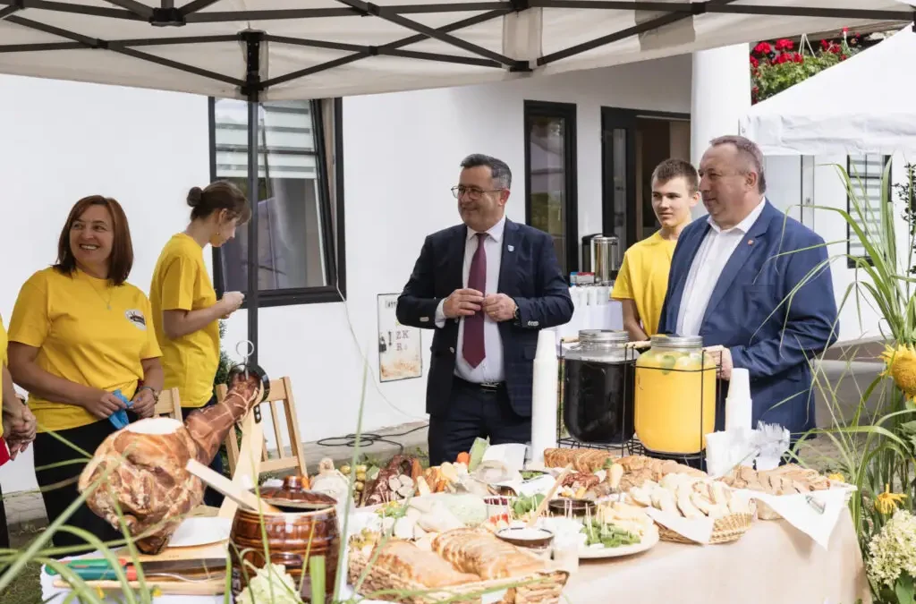 Dom Pomocy Społecznej w Zbyszycach świętował 40-lecie. Gmina Chełmiec podarowała mieszkańcom serca