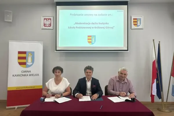Umowa na modernizację dachu szkoły w Królowej Górnej podpisana