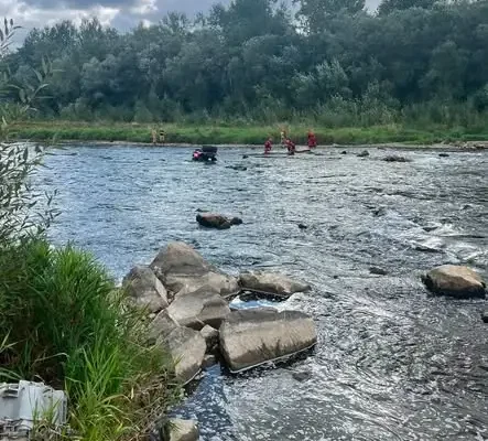Quad wpadł do Dunajca w Podegrodziu. Interweniowały służby