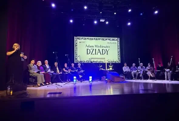 Narodowe Czytanie w Łącku: mieszkańcy wspólnie czytali „Dziady” Mickiewicza