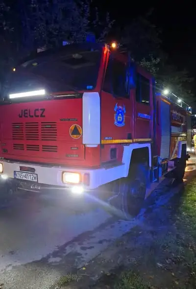 Pożar budynku gospodarczego w Olszanie – nocna akcja strażaków z Podegrodzia
