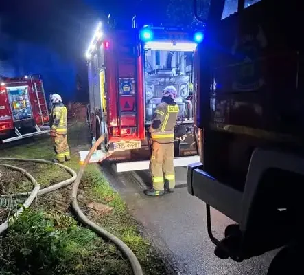 Pożar budynku gospodarczego w Olszanie. Nocna akcja strażaków z OSP Podegrodzie
