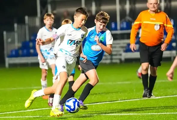 Młodziki ULKS Korzenna pokonują Dunajec Nowy Sącz 5:2. Hubert Kantor z czterema golami!