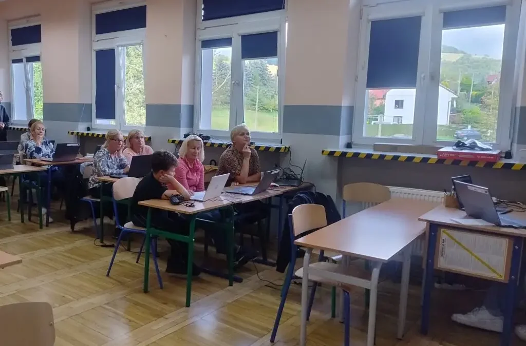 Międzypokoleniowa szkoła w Paszynie: ósmoklasiści uczyli seniorów bezpieczeństwa w sieci