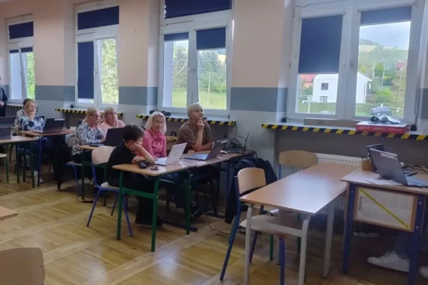 Międzypokoleniowa szkoła w Paszynie: ósmoklasiści uczyli seniorów bezpieczeństwa w sieci