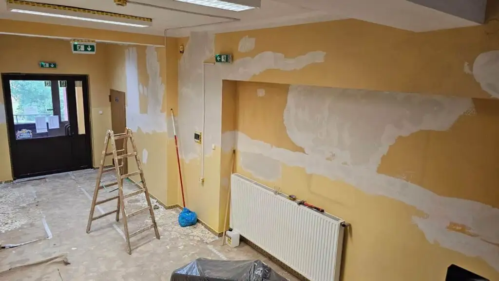 Wakacyjne remonty w szkołach gminy Chełmiec – nowe sale, sanitariaty i zielone przestrzenie