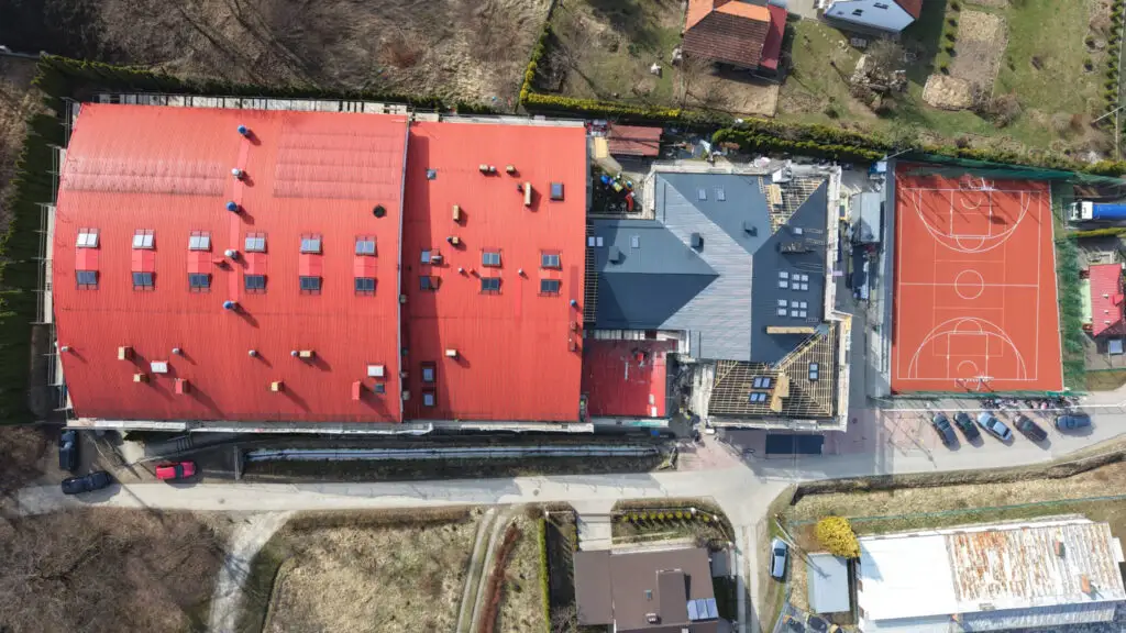 Szkoła w Piątkowej po termomodernizacji za ponad 2,4 mln zł. Uczniowie wrócą do odnowionego budynku