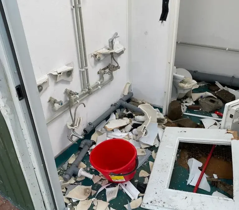 Wandalizm w Świniarsku: sprawcy ustaleni, to nieletni. Wójt komentuje