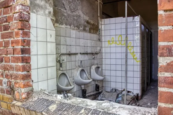 Czterej nieletni wandale zniszczyli orlik w Świniarsku. Sprawą zajmie się sąd rodzinny