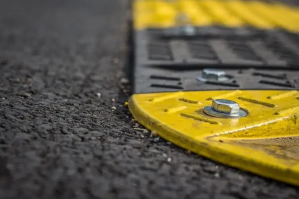 Nowe wytyczne Ministerstwa Infrastruktury dotyczące progów zwalniających