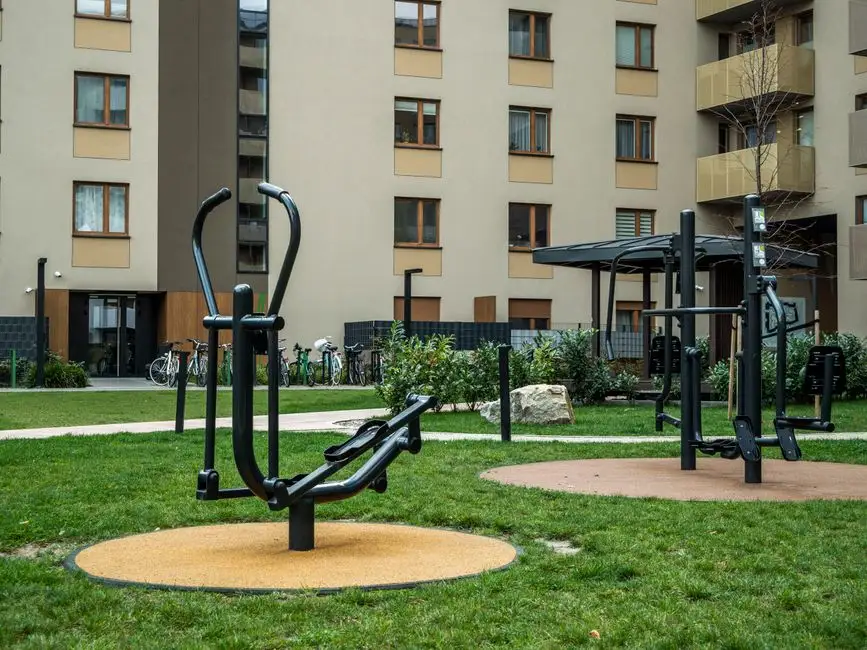 Gmina Chełmiec szuka wykonawcy nawierzchni bezpiecznej pod siłownię zewnętrzną w Małej Wsi