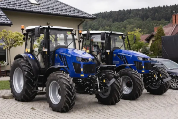 Chełmiec inwestuje w nowoczesny sprzęt komunalny – dwa ciągniki Farmtrac za ponad pół miliona złotych