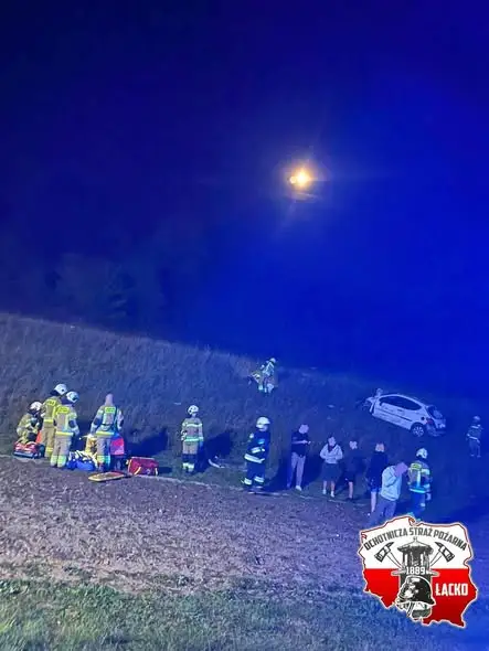 Dachowanie w Łącku. Interweniowały zastępy OSP i JRG Nowy Sącz