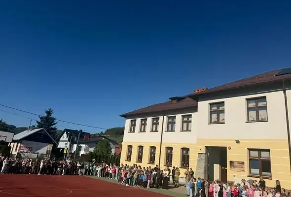 Próbna ewakuacja i prelekcja strażaków w ZSP w Łącku