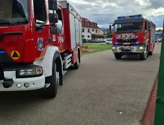 Ulatniający się gaz w szkole podstawowej w Podegrodziu – interwencja straży pożarnej