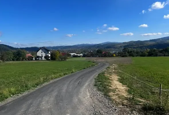Gmina Łącko modernizuje osiem dróg rolnych. Ponad 2,3 km nowej infrastruktury