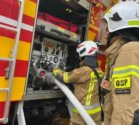 Gminne ćwiczenia OSP w Gródku nad Dunajcem – strażacy trenowali przetłaczanie wody