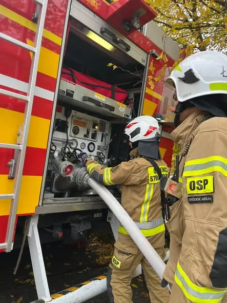 Gminne ćwiczenia OSP w Gródku nad Dunajcem – strażacy trenowali przetłaczanie wody