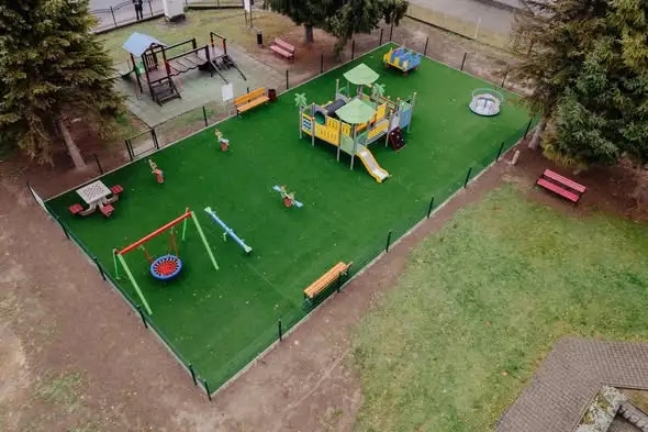 Nowy plac zabaw w Polnej już gotowy — Gmina Grybów rozwija infrastrukturę rekreacyjną