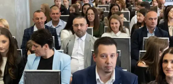 68 uczniów z gminy Korzenna odebrało stypendia wójta za wyniki w nauce