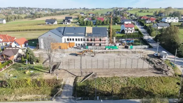 Nowa szkoła i boisko w Łęce – inwestycja na finiszu