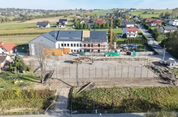 Nowa szkoła w Łęce nabiera kształtów – inwestycja za ponad 5 mln zł