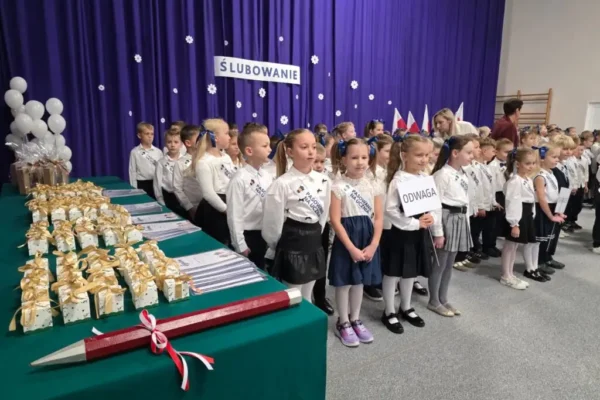 Ślubowanie pierwszoklasistów w Chełmcu. Dzień Edukacji Narodowej w SP im. Mikołaja Kopernika