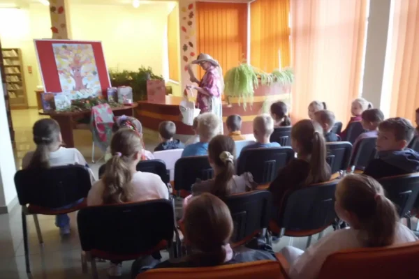 Jesienne czytanie w bibliotece w Tęgoborzy – „Pani Jesień” odwiedziła uczniów